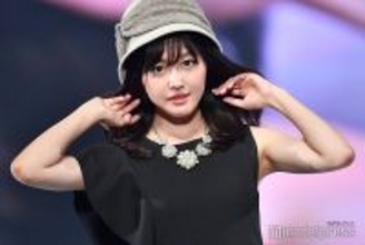 久住小春、ミニスカのライブ参戦コーデ披露「スタイル完璧」「上品スタイル」の声