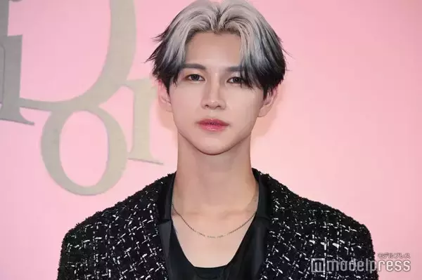 実力派ボーイズグループONE OR EIGHT・REIA、美スタイル際立つツイードセットアップ着こなす【ディオール アディクト キャンディ ショップ】