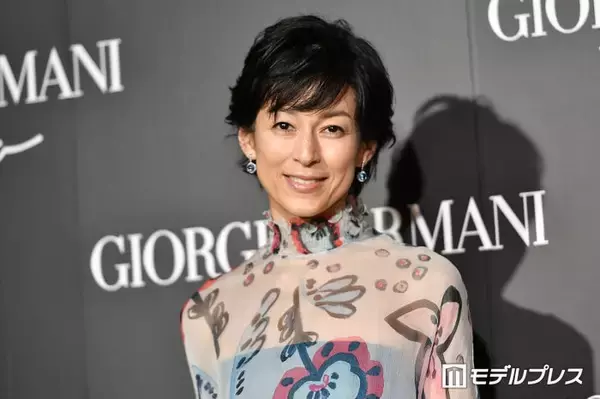 鈴木保奈美、ボディライン際立つノースリドレス姿披露「上品で素敵」「大人の魅力」と反響