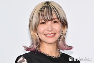 LiSA、レースタイツ×個性派コーデで美脚輝く「お洒落すぎる」「着こなし完璧」の声
