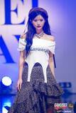 「「今日好き」横田未来、美デコルテ輝くオフショル姿 ヒョウ柄スカート×ベレー帽がアクセント【学生ランウェイ】」の画像1