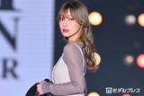 「元NMB48村瀬紗英、大胆柄ストッキングで美脚際立つ 秋先取りコーデで魅了【関コレ2026A/W】」の画像1