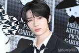 「TXT・BEOMGYU（ボムギュ）黒スーツで六本木降臨 ハローキティをエスコート」の画像1