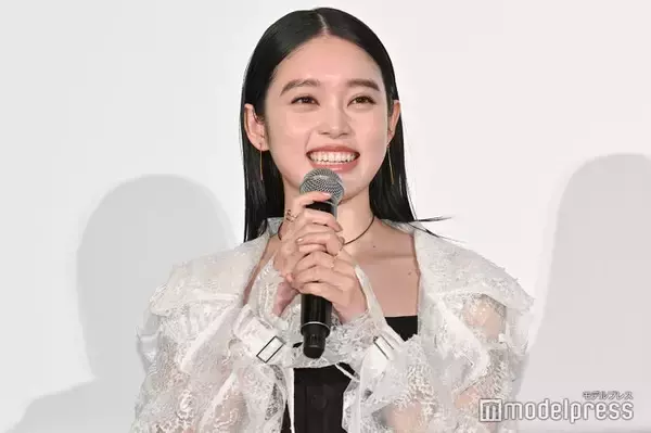 高石あかり、膝上丈ワンピから美脚ちらり「ほっそりしてる」「魅力爆発」の声