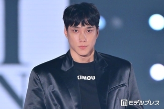 「脱出おひとり島」出演の“イケメン警察官”パク・ミンギュ、個性的なモノトーンコーデ着こなし【関コレ2026A/W】