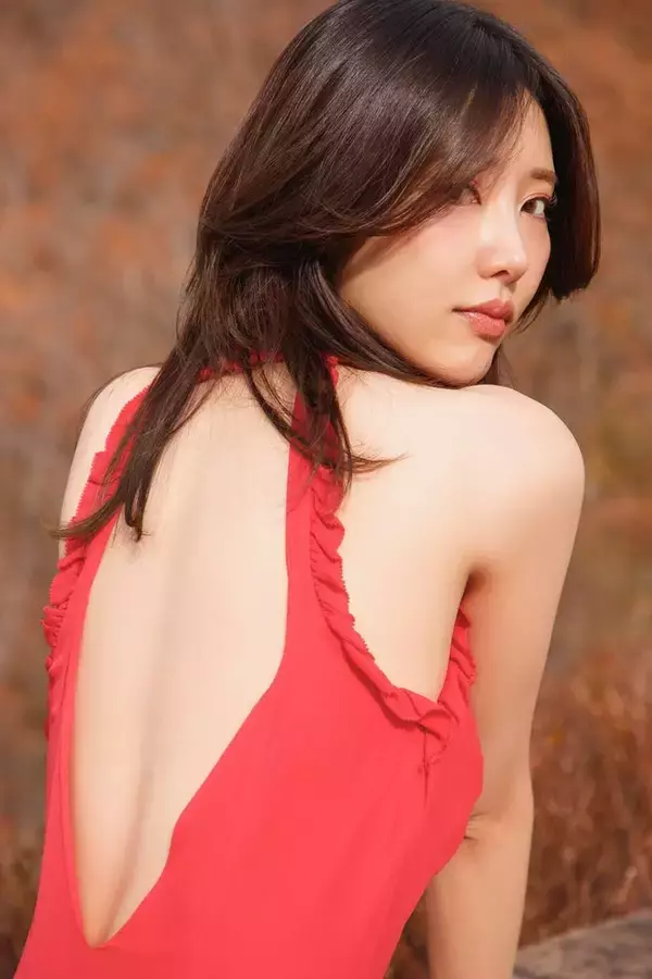 “声優界屈指のフォトジェニック”志崎樺音、美背中ざっくり赤ドレス姿 2度目の重版＆全編アザーカットのデジタル写真集決定