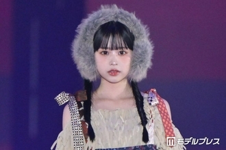 「GTO」カジサック長女・梶原叶渚、ネクタイパッチワークのミニドレス着こなす ボリューム感あるイヤーマフで小顔際立つ【ガルアワ2026A/W】