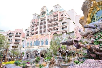 「東京ディズニーシー・ファンタジースプリングスホテル」全貌公開　“魔法の泉”のほとりに立つ2棟のホテルに潜入