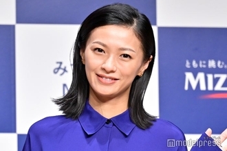 榮倉奈々、15キロのダンベル持ち上げ腹筋トレーニング「ストイック」「すごすぎる」と話題に