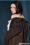 「村重杏奈、胸元ざっくりキャミソールから美デコルテ輝く ブラウンスエードで秋の装い【TGC松山2026】」の画像1