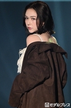 村重杏奈、胸元ざっくりキャミソールから美デコルテ輝く ブラウンスエードで秋の装い【TGC松山2026】