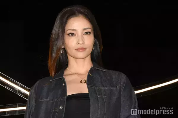 黒木メイサ、デコルテのぞく変形トップス姿披露「鎖骨が美しい」「さすがの着こなし」と絶賛の声