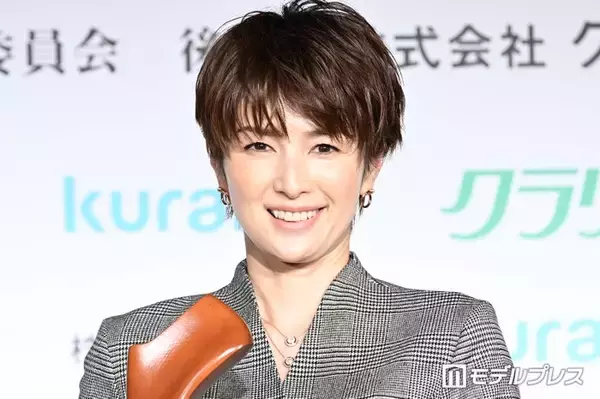 吉瀬美智子「本日よりクリクリパーマヘア」新ヘア公開で反響「雰囲気変わる」「オシャレですね」