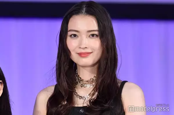 茅島みずき、シースルートップスで肌見せ 膝上ショーパンコーデに「脚長い」「透明感爆発」と反響