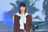 「井桁弘恵、ジャケット×デニムの“ドレカジ”スタイルでクールにランウェイ「着こなし可愛い」「真似したい」と反響【ガルアワ2026SS】」の画像1