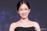 「前田敦子、美背中＆デコルテ際立つドレスにジュエリー輝く 7歳息子とは微笑ましいやり取り【第37回 日本ジュエリーベストドレッサー賞】」の画像1