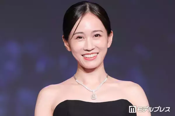 前田敦子、美背中＆デコルテ際立つドレスにジュエリー輝く 7歳息子とは微笑ましいやり取り【第37回 日本ジュエリーベストドレッサー賞】