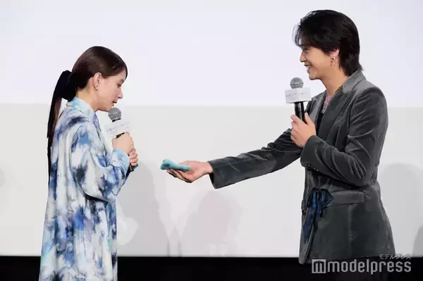 芳根京子、キンプリ高橋海人からのハンカチ断る 高橋「さすがにしまうの恥ずい」【君の顔では泣けない】