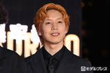 「坂東龍汰、雰囲気ガラリなオレンジ髪でイベント登場 ファンの歓声に笑顔で対応【黒牢城】」の画像1