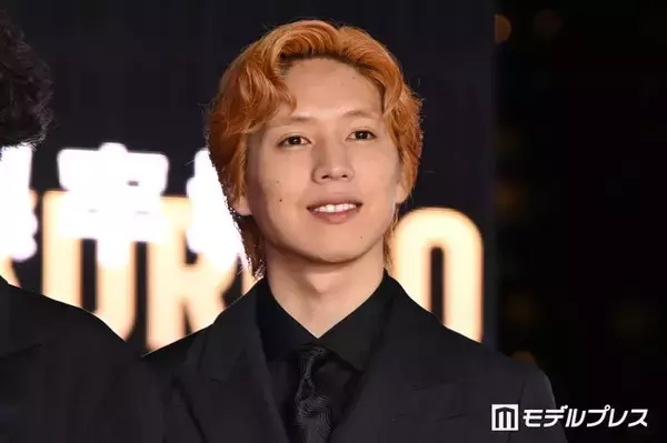 坂東龍汰、雰囲気ガラリなオレンジ髪でイベント登場 ファンの歓声に笑顔で対応【黒牢城】