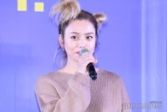 Chara、娘・SUMIRE＆息子・佐藤緋美とのクリスマス家族ショット公開「貴重な1枚」「絵になる」の声