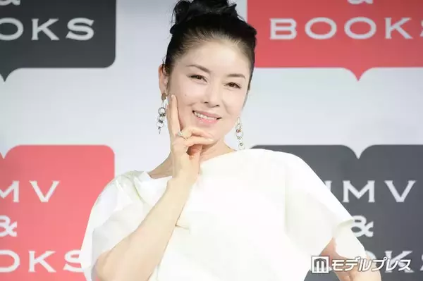藤あや子、膝上スカート×黒タイツで美脚スラリ「大人の魅力にドキドキ」「ブラックコーデがカッコいい」の声