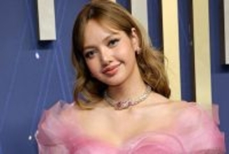 BLACKPINKリサ、くびれ際立つベアトップ姿＆大胆足上げショットに絶賛の声「オーラ半端ない」「異次元スタイル」