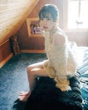 櫻坂46松田里奈、屋根裏部屋での“ふわふわニット”姿 1st写真集先行カット解禁【まつりの時間】