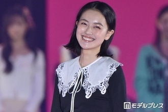 「風、薫る」主演・上坂樹里「Seventeen」SPステージで卒業ランウェイ 美ウエスト際立つモノトーンコーデでオーラ放つ【ガルアワ2026A/W】