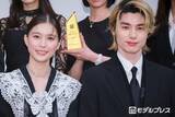 「「めおと日和」芳根京子＆本田響矢、手繋ぎ新ビジュアルに反響続々「落ち葉が永遠マークになってる」「ちょっと照れてる」」の画像1