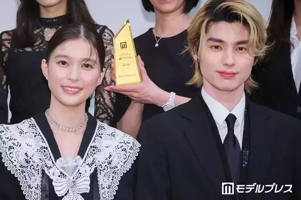 「めおと日和」芳根京子＆本田響矢、手繋ぎ新ビジュアルに反響続々「落ち葉が永遠マークになってる」「ちょっと照れてる」