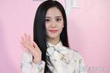 「BLACKPINKジス、アシンメトリーミニスカで美脚全開「完璧な着こなし」「圧巻の存在感」と話題」の画像1