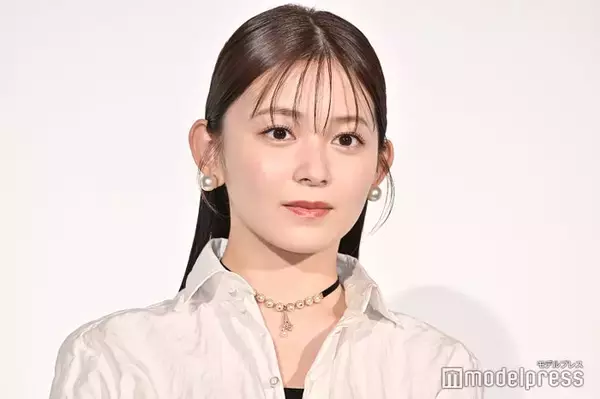 久間田琳加、腰まで入った大胆スリットから美脚見せ「セクシー」「身体の半分以上が脚」