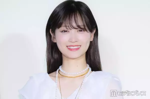山下美月、ミニ丈ボトムスから伸びる美脚に釘付け「圧倒的な透明感」「細くて長くて綺麗すぎる」の声