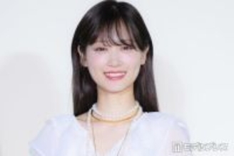 山下美月、ミニ丈ボトムスから伸びる美脚に釘付け「圧倒的な透明感」「細くて長くて綺麗すぎる」の声