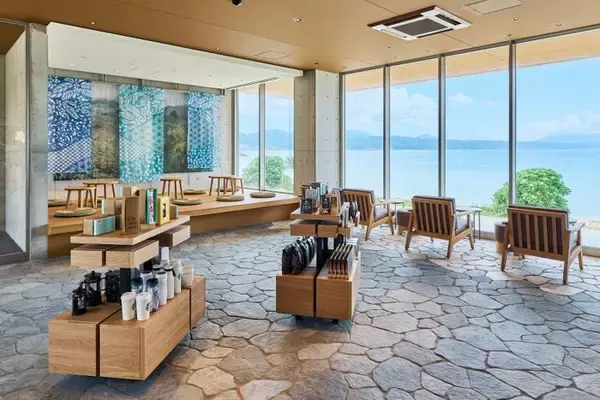 ビーチまで数十歩！オーシャンビューの絶景スタバが沖縄に誕生 21世紀の森公園エリアに