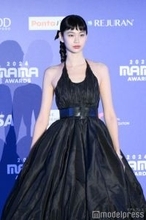 「イカゲーム」出演美女、ミニワンピ×ブーツで美脚スラリ「圧倒的オーラ」「スタイル異次元」と反響