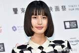 「橋本愛、顔ピアス＆ミニスカタイツコーデに絶賛の声「ショートヘアがイケメンすぎる」「オーラが半端ない」」の画像1