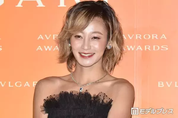 西山茉希、幼少期の写真公開「すでにポーズがモデルみたい」「面影ある」と反響