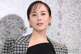 「比嘉愛未、5歳のモノクロ幼少期ショット公開「おめめパッチリ」「面影ある」と反響」の画像1