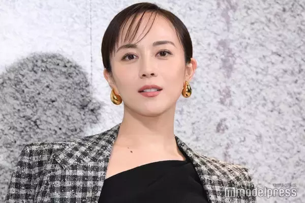 比嘉愛未、5歳のモノクロ幼少期ショット公開「おめめパッチリ」「面影ある」と反響