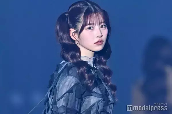 FRUITS ZIPPER月足天音、ツインテール×デニムミニスカの甘辛スタイリング 圧巻ランウェイに視線釘付け【IDOL RUNWAY COLLECTION 2026】