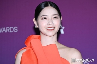 西野七瀬、ワンショルダーのオレンジドレスで魅力放出【クランチロール・アニメアワード2026】