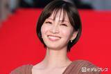 「岡崎紗絵、スラリ美脚際立つスリットスカート姿公開「身体の半分以上脚」「可愛すぎます」の声」の画像1