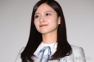 乃木坂46金川紗耶、肩出し純白ワンピ姿公開「ウエディングドレスみたい」「笑顔全開で可愛い」とファン絶賛