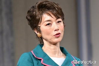 高岡早紀、透け感タイツで美脚輝く秋コーデ披露「大人の魅力爆発」「美しすぎる」