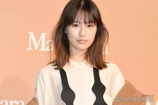 恒松祐里、ショーパン姿で脚線美披露「脚長すぎてびっくり」「ポーズが可愛すぎる」の声
