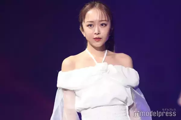 みりちゃむ「めっちゃギャルな服」で素肌見せ「セクシー」「カッコ可愛い」の声