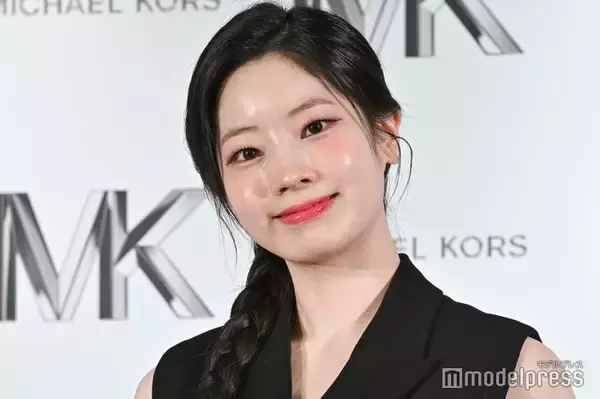 TWICEダヒョン、キャミ＆ミニスカなど美スタイル際立つオフショット公開「女神級の美しさ」「オーラが半端ない」の声