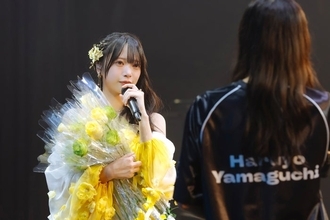 日向坂46山口陽世卒業セレモニー、ライブハウスにメンバー全員集合 黄色いドレス姿でスピーチ「6年半、とても私は幸せでした」